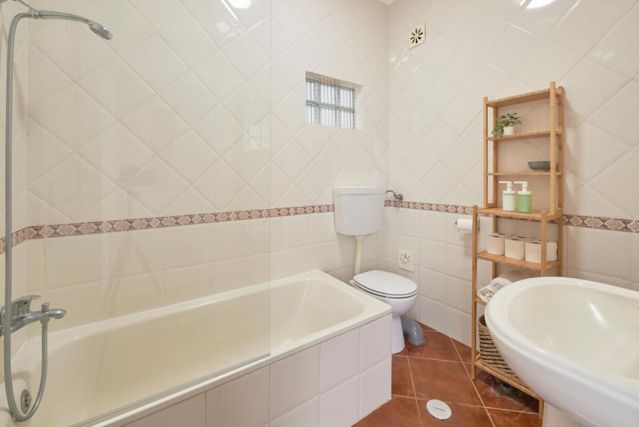 Central & Sunny 2Br Apt Near Beach, By Timecooler Setúbal Kültér fotó